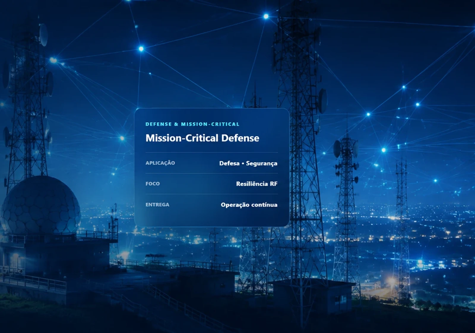 Radomo e torres de comunicação em posto de observação noturno, com skyline ao fundo